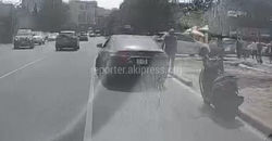 Водитель Toyota оставил машину на проезжей части. Видео