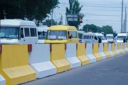 Бетонные ограждения по Жибек Жолу останутся на месте после ремонта, - мэрия