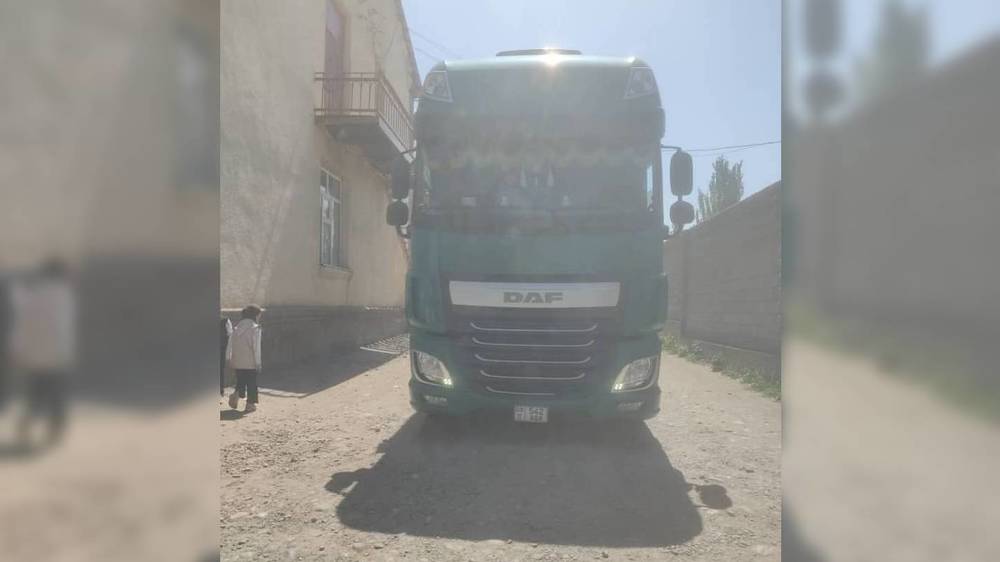По дороге рядом со школой села Александровка постоянно приезжают грузовики, - родители школьников