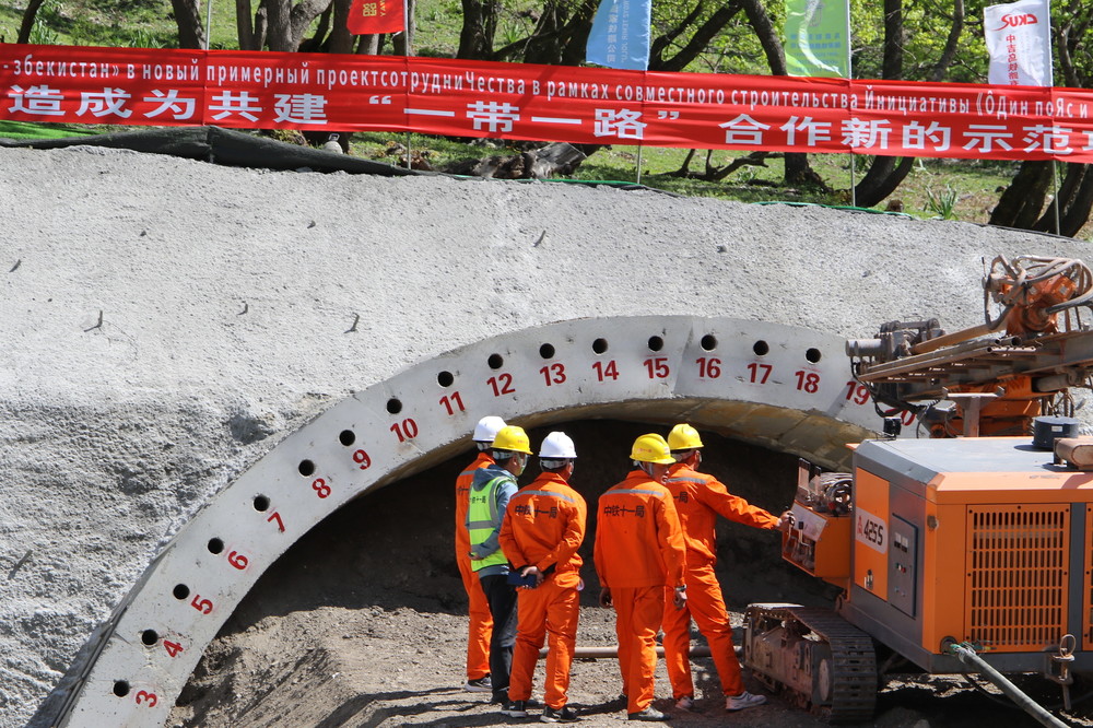 Церемония строительства тоннеля в Сузакском районе