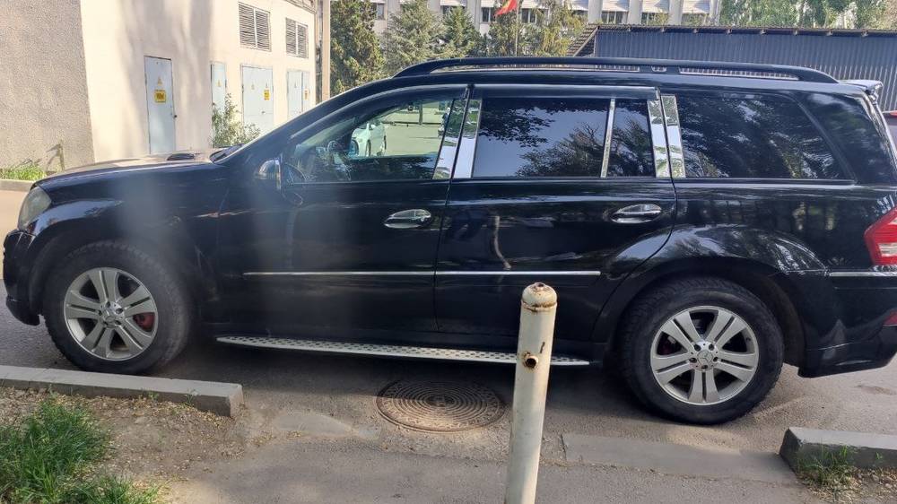 «Мерседес» перекрыл тротуар возле роддома. Фото горожанина