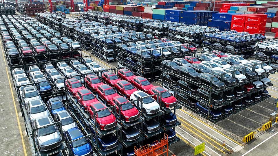Электромобили BYD ожидают погрузки на судно в порту Сучжоу (Фото: AFP)