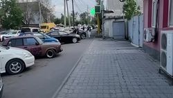 Тротуар на Панфилова заставлен машинами. Видео горожанина