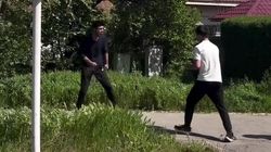 Дорожный UFC: Парень кулаком разбил лобовое машины и подрался с ее водителем. Видео