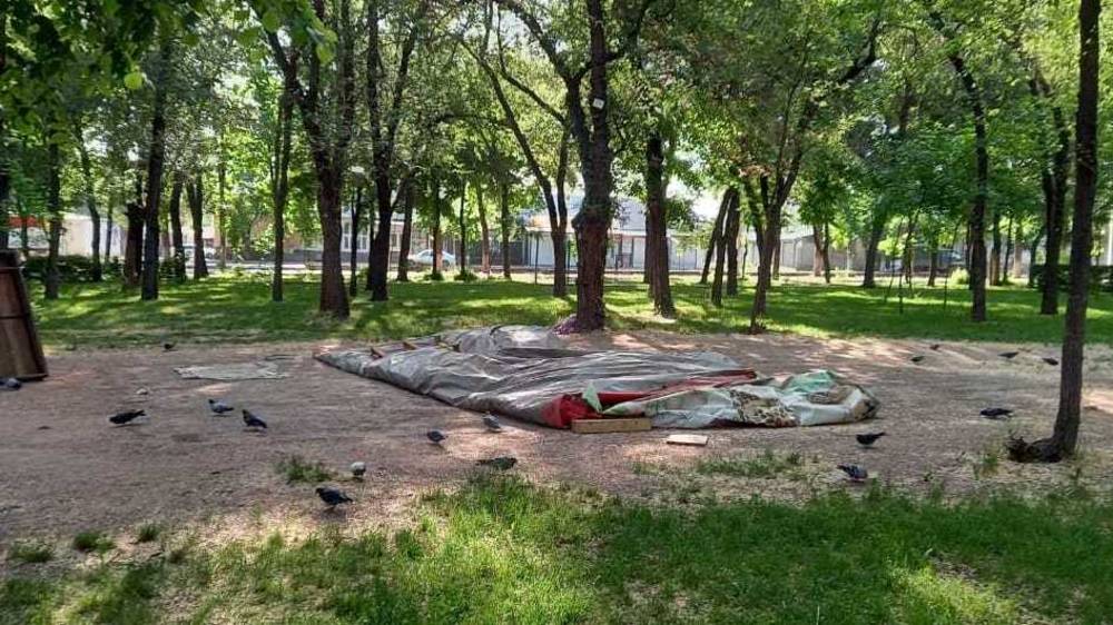 Батут в сквере на Айни убрали после жалобы горожанина. Видео и фото