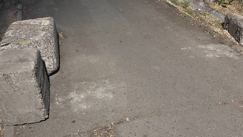 Горожанин просит закрыть тротуар возле ФОКа в Востоке-5. Фото