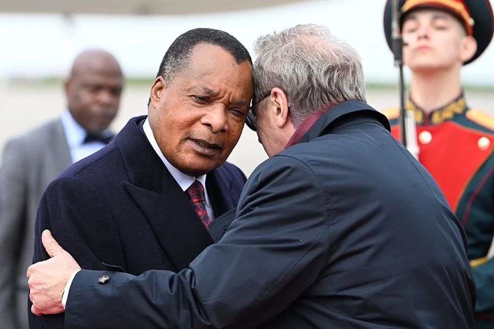 Президент Республики Конго Дени Сассу-Нгессо и заместитель министра иностранных дел РФ Михаил Богданов в аэропорту Внуково-2 в Москве