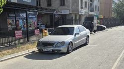 Тротуар на Южной магистрали снова используют в качестве парковки. Фото