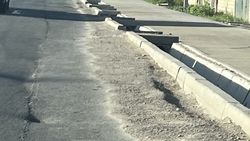 Новый асфальт в селе Кок-Жар уже начал портиться. Фото