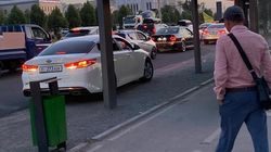 «Киа К5» стоит на остановке. Фото