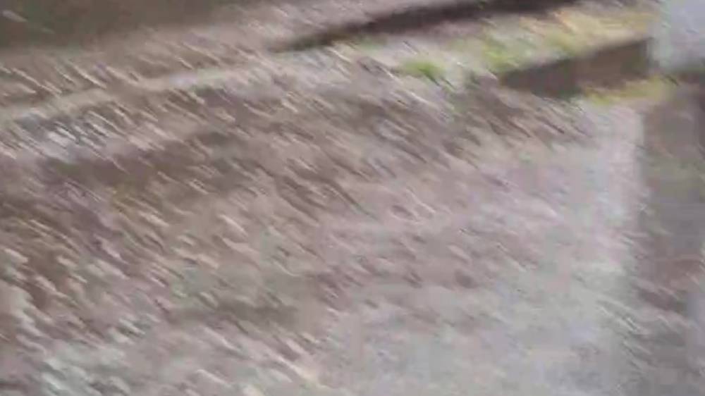 Остановку и тротуар на Советской затопило. Видео горожанина