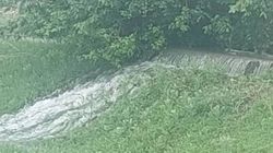 В Кой-Таше большим потоком вода переливается из арыка, затапливая земли вокруг