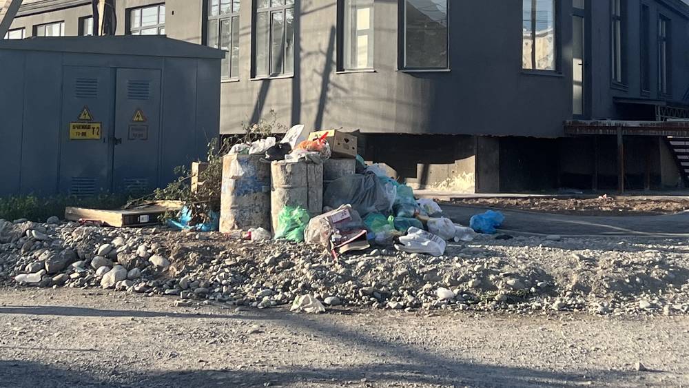 Жители нового дома по улице Матыева устроили свалку на улице, - горожанин
