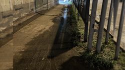 На Жибек Жолу—Коммунарова вода накапливается на тротуаре, - горожанин