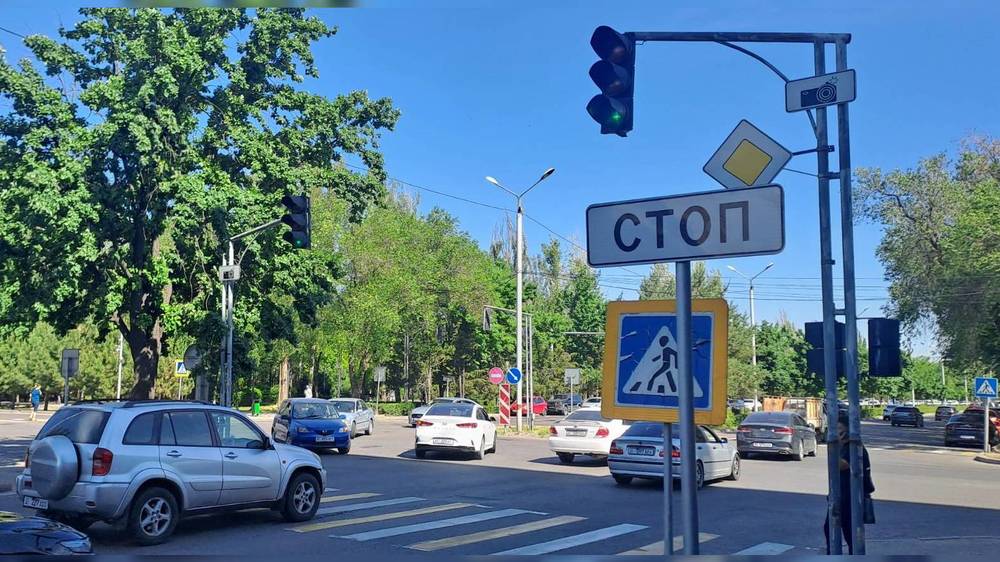 Почему на Жукеева-Пудовкина—Суеркулова светофор с нижней части перенесли на верхнюю? - горожанин