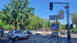 Почему на Жукеева-Пудовкина—Суеркулова светофор с нижней части перенесли на верхнюю? - горожанин