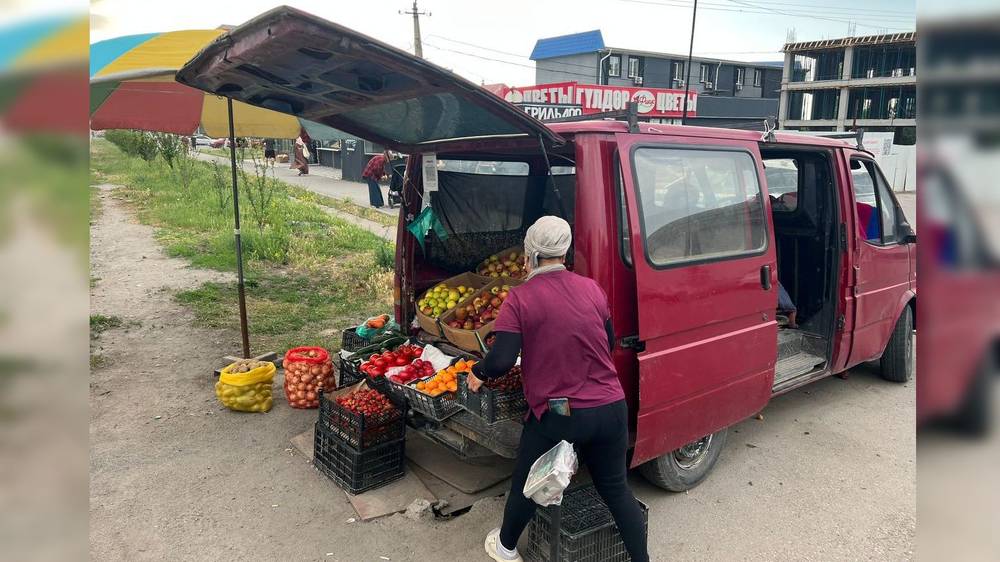 Бус с фруктами на Южной магистрали оштрафовали и убрали, - мэрия