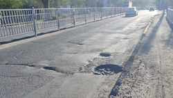Ямы на мосту через реку Ала-Арча на ул.Льва Толстого. Фото