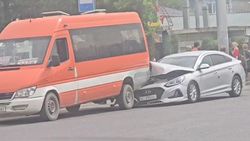 Возле Ошского рынка «Соната» сзади въехала в маршрутку. Видео с места аварии