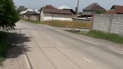 Житель Военно-Антоновки упал с велосипеда и сломал руку, он просит сделать освещение на ул.Токтогула. Видео