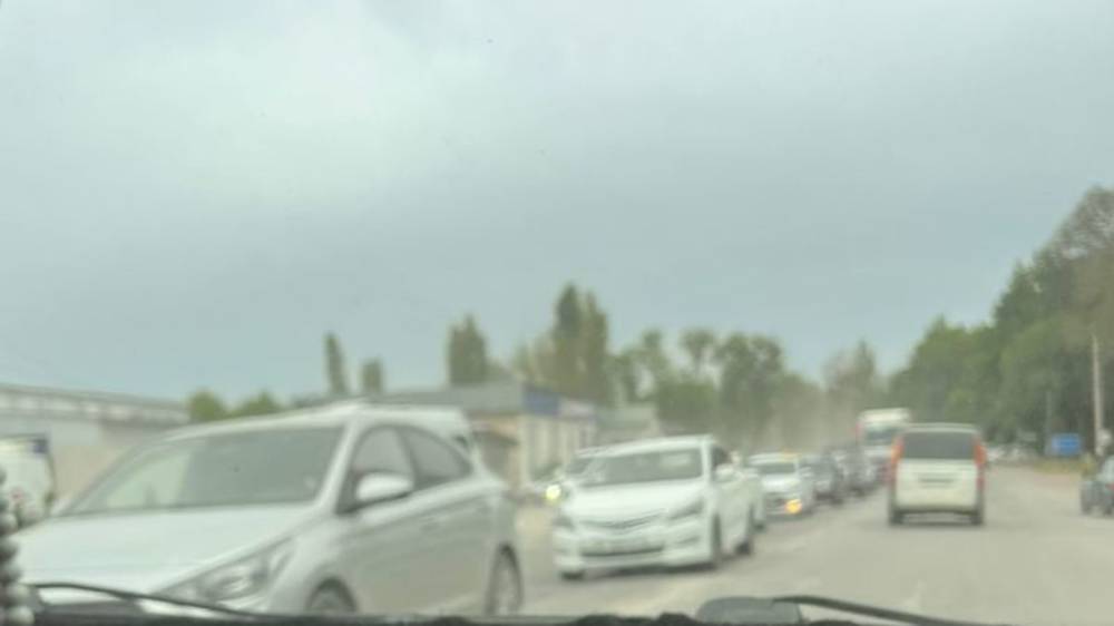 Огромная пробка на въезде в Бишкек. Фото