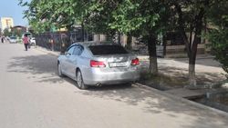 Тротуар на Южной магистрали превратился в парковку. Горожанин просит установить железные стойки. Фото