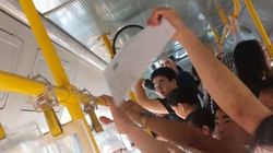 Горожанин показал, как люди едут в автобусах по утрам. Фото