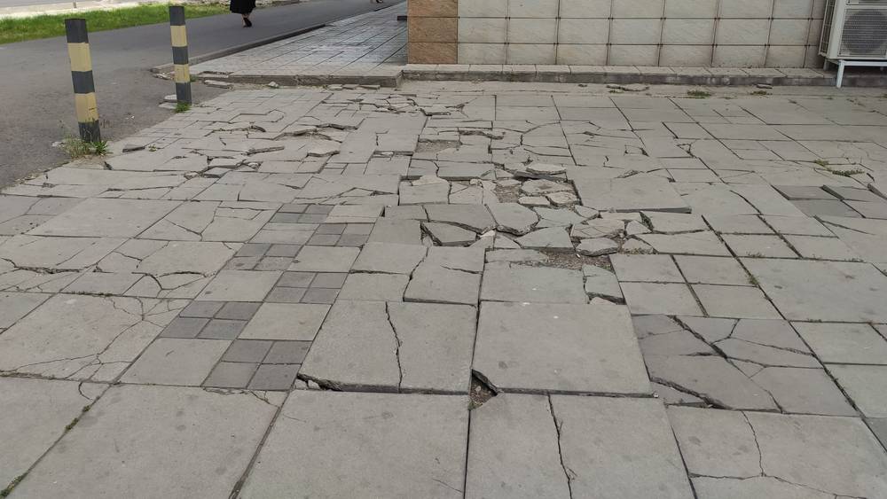 Плитка на Советской в ужасном состоянии. Фото