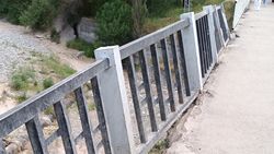 Перила моста на Жибек Жолу в аварийном состоянии. Фото горожанина