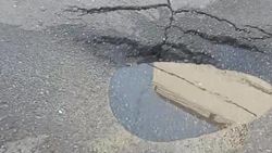 В Юг-2 возле колодца провалился асфальт. Ответ мэрии