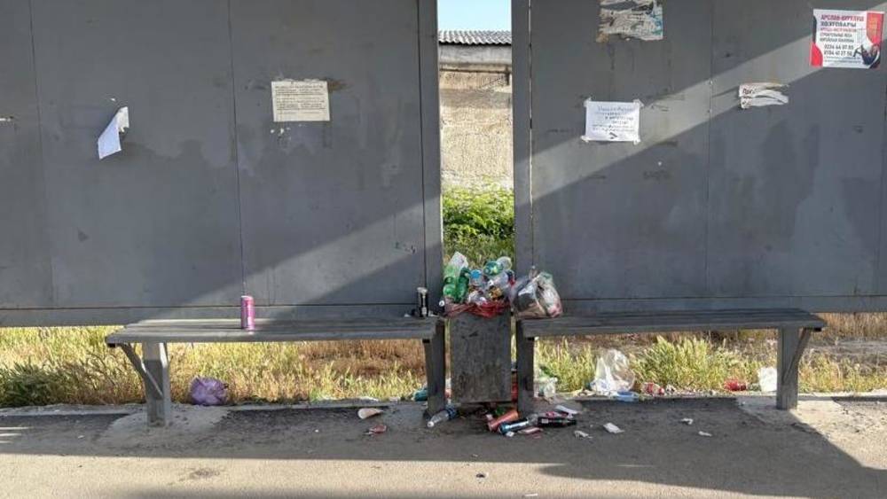 Остановка в Сокулукском районе завалена мусором. Фото