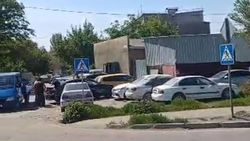 Пересечение Дэн Сяопина—Патриса Лулумбы обставлена машинами. Насколько это законно? Ответ мэрии