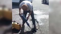 «Бишкекзеленстрой» устранил утечку на Южной магистрали после жалобы горожанина. Видео