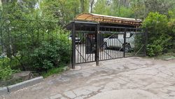 Законно ли в 10 мкр огородили двор железным забором? Ответ мэрии
