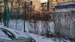 Участок во дворе дома в 10 мкр находится на территории государственного акта, - мэрия