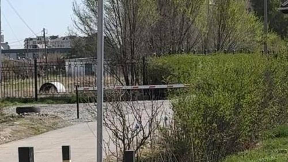Законно ли в Джале установили шлагбаум? Фото горожанина