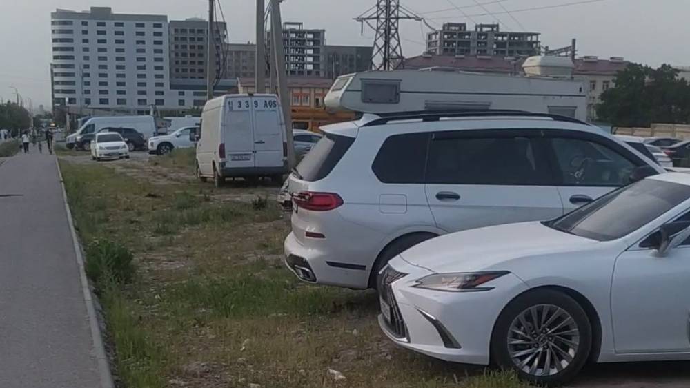 Зеленая зона в Джале превратилась в парковку. Ответ мэрии