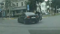 На Фрунзе скутер врезался в BMW. Видео