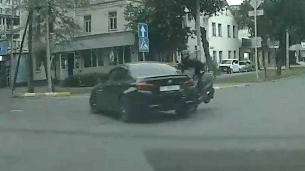 На Фрунзе скутер врезался в BMW. Видео