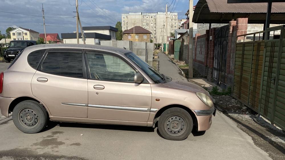 «Тойота» стоит на тротуаре в Учкуне. Фото
