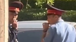 Милиционеры курят и плюют в общественном месте. Видео
