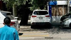 «Тойоту» припарковали на «зебре». Фото