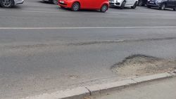 На новой дороге на Моссовете уже образовались ямы. Фото