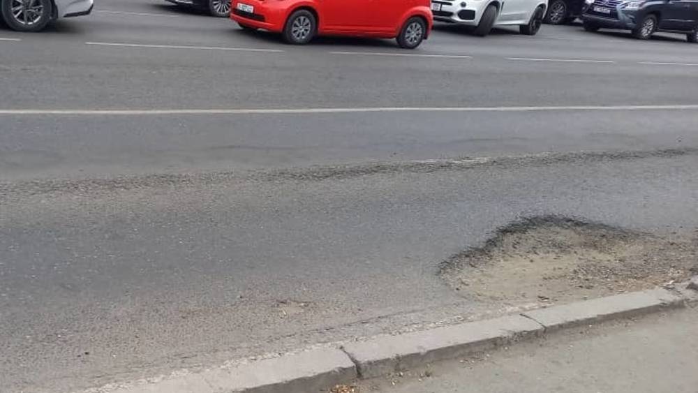 На новой дороге на Моссовете уже образовались ямы. Фото