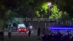 Три винтажных авто и гольф-кары на площади Ала-Тоо оштрафовали на 45 тыс. сомов за езду по тротуарам, - мэрия