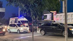 На Тыналиева произошло ДТП, в результате опрокинулся внедорожник