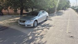 Водители продолжают парковаться на тротуаре на Южной магистрали. Фото