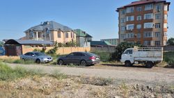 Зеленая зона на Южной магистрали продолжает уничтожаться машинами. Фото