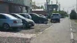 На Ахунбаева водители продолжают проезжать по тротуару и парковаться. Видео
