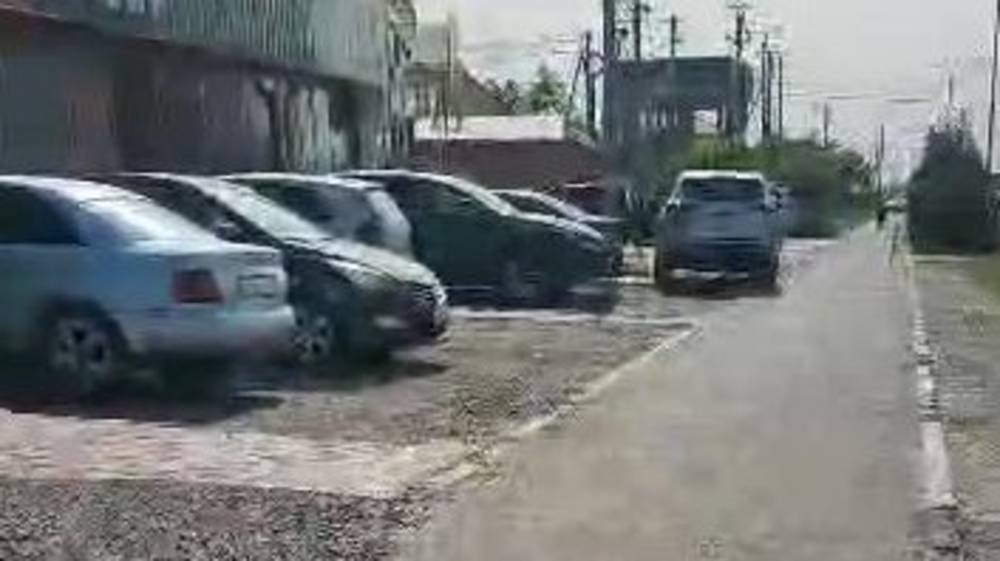 На Ахунбаева водители продолжают проезжать по тротуару и парковаться. Видео
